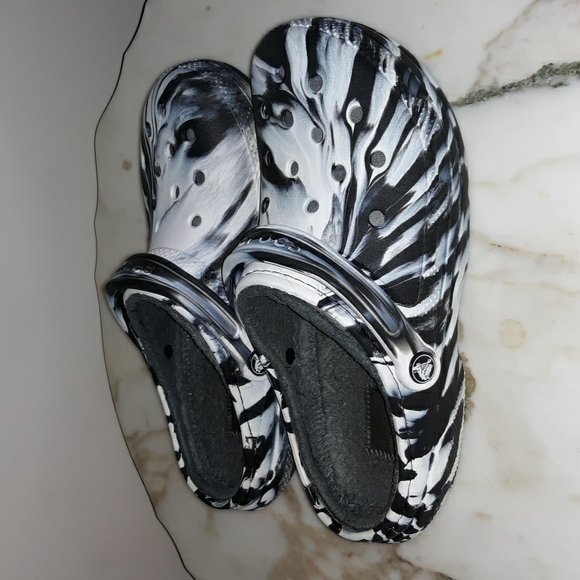 Crocs Classic Unisex Marbled Design Fleece Lined Crocs - Picture 3 of 8